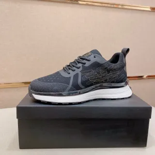 Sneakers de malla negra con detalles en oro, upper de knit con gráfico abstracto en el lateral
