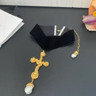 Choker en velours noir et or avec croix ornée