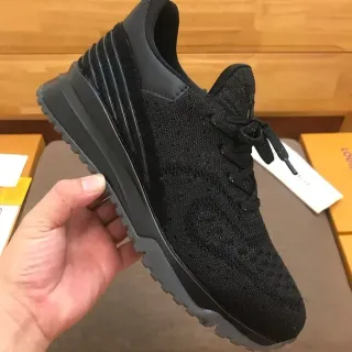 Zapatillas deportivas con parte superior negra y gris tejida y contrafuerte de talón ribbed