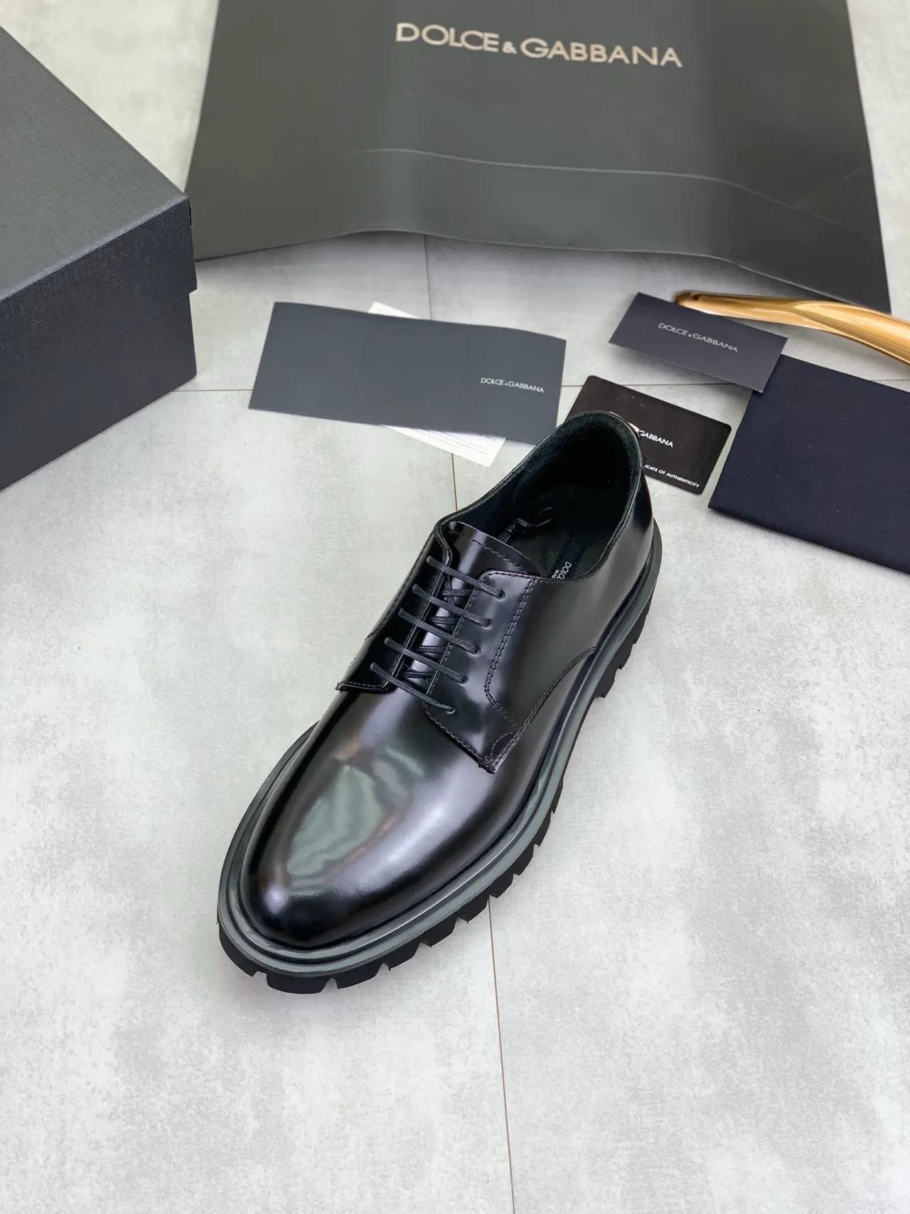 Sapatos Oxford de couro preto com sola chunky lug brilhante 4