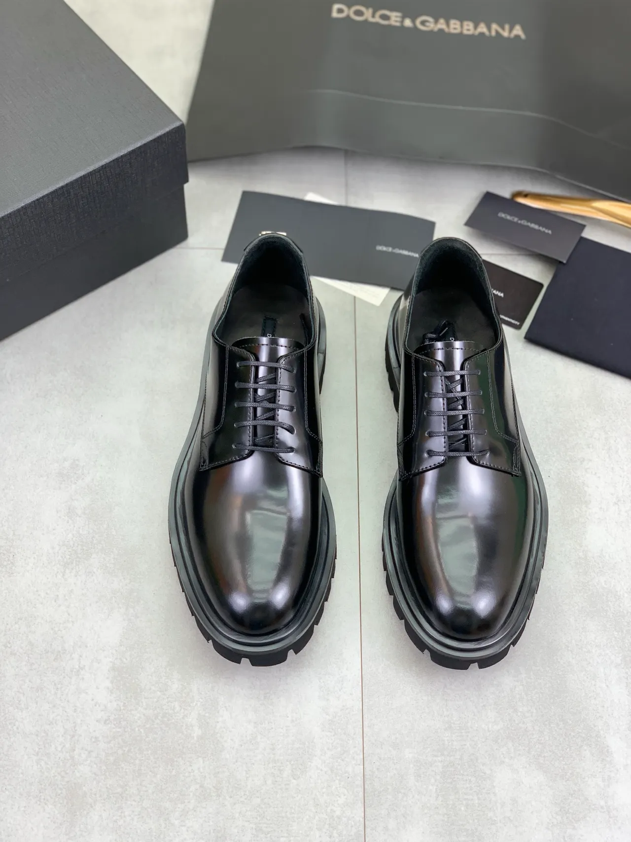Sapatos Oxford de couro preto com sola chunky lug brilhante 5