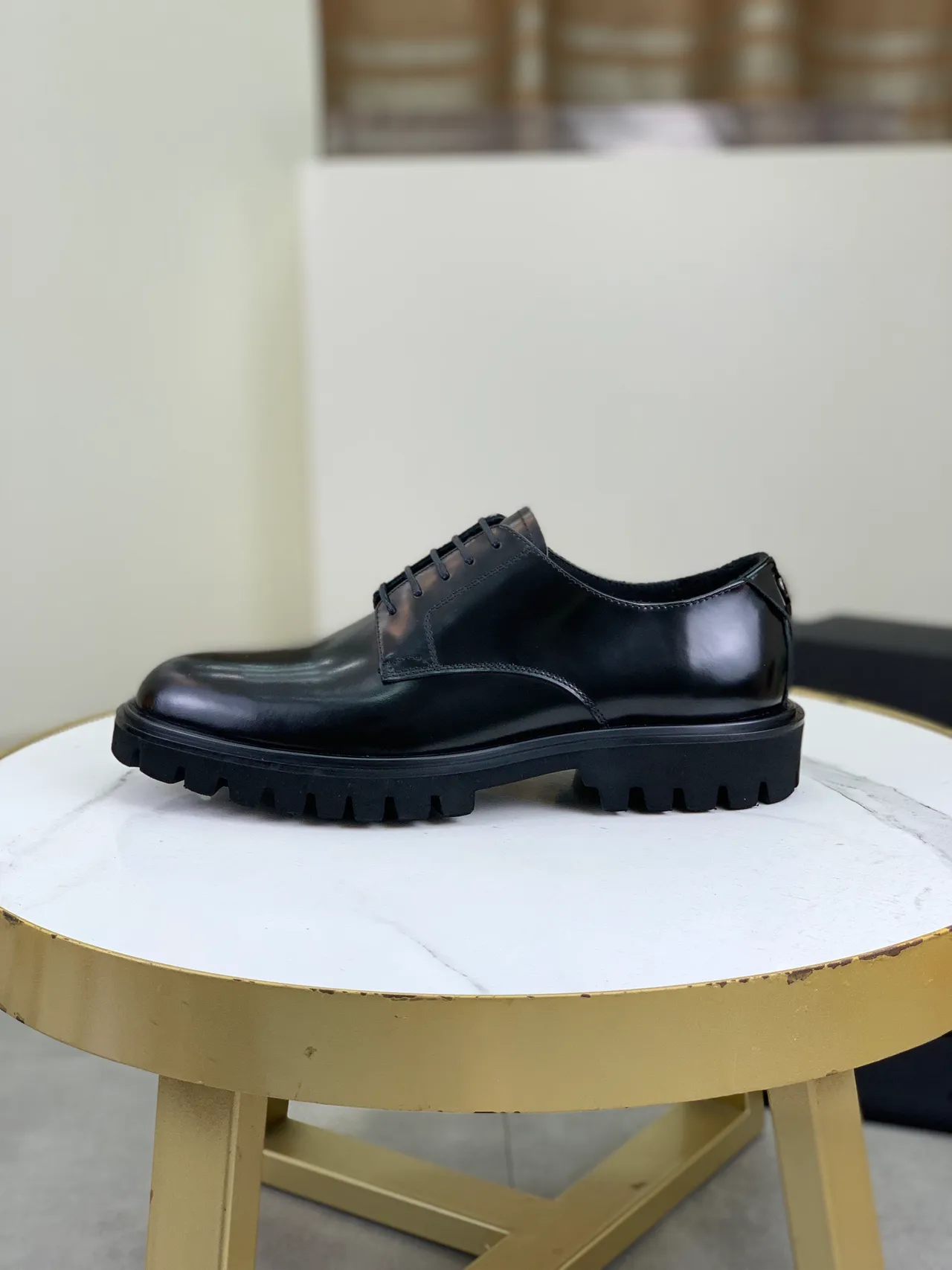 Sapatos Oxford de couro preto com sola chunky lug brilhante 6