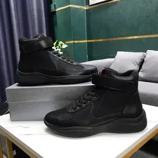 Tênis lifestyle preto de cano alto com tira no tornozelo