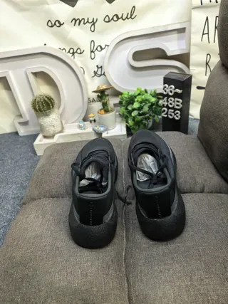 Black Monochromatic Textured Mesh-Synthetic Upper Sneakers 8
