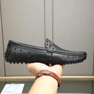 黑色打孔皮革莫卡辛缝线脚趾乐福鞋