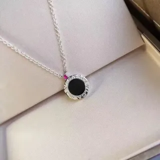 黑色粉色圆形吊坠中心项链