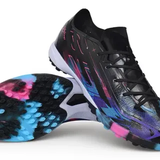 Zapatos de fútbol turf con gráficos en negro, rosa y cian