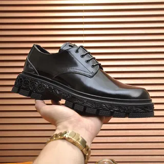 Sapatos Oxford de couro preto polido com cordões fechados