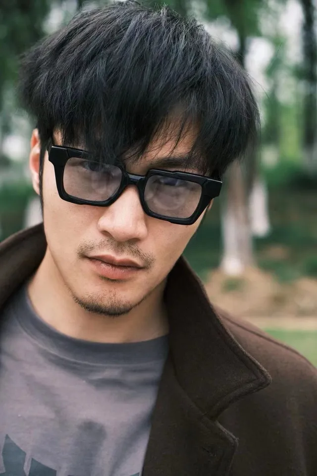 Black Rectangular Frame Thick Temples Sunglasses 3