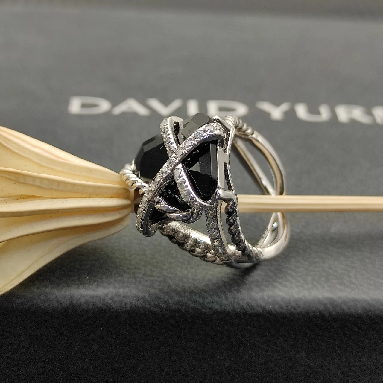 Bague en argent noir avec bande en corde tordue et barres pavées croisées 2