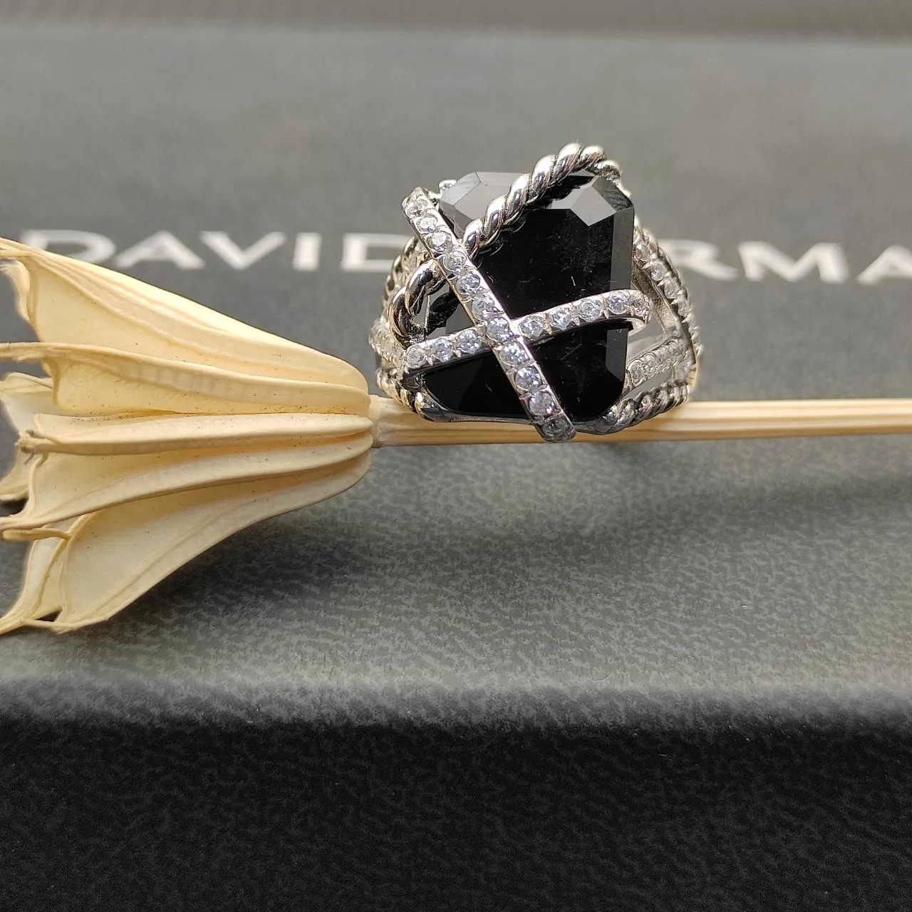 Bague en argent noir avec bande en corde tordue et barres pavées croisées 3