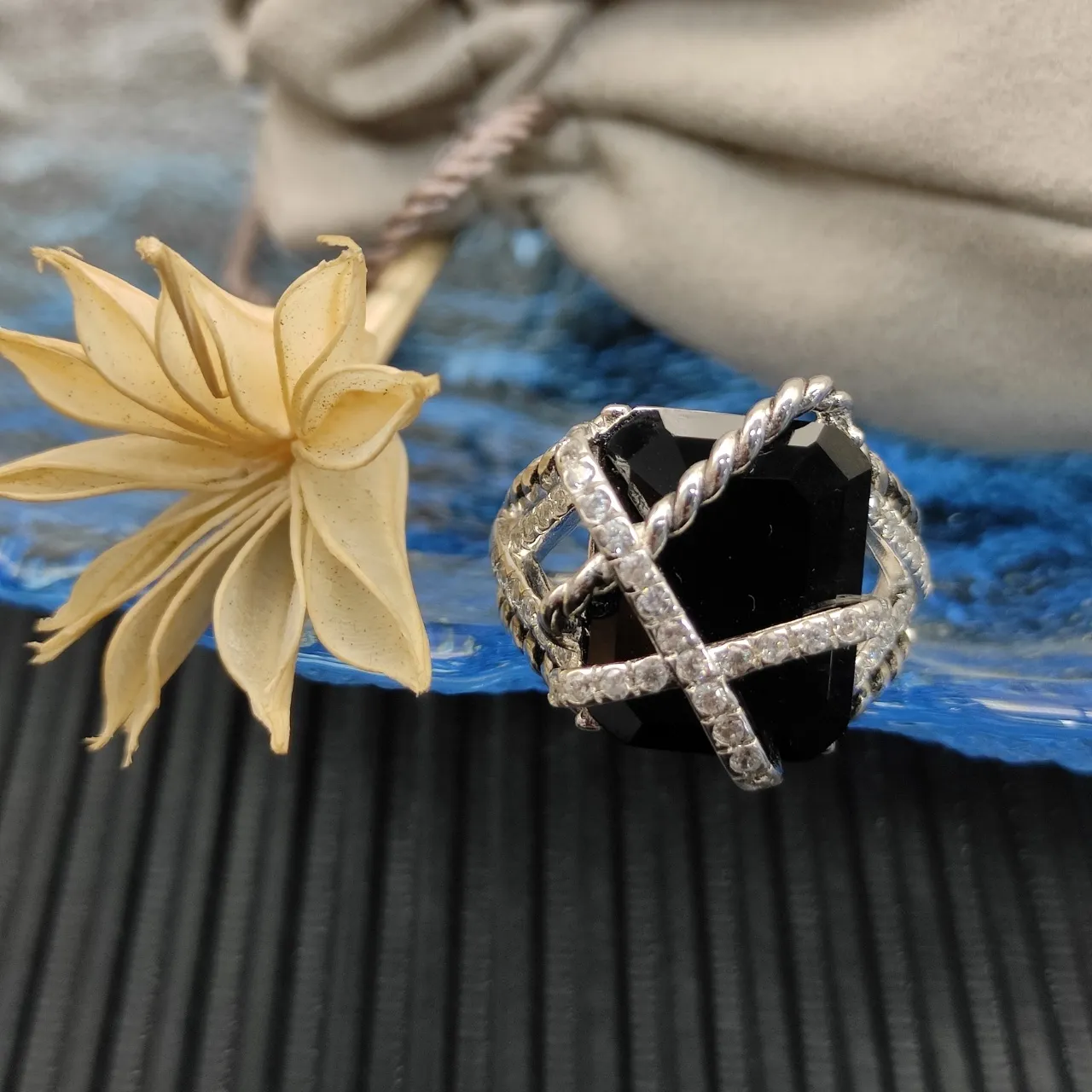 Bague en argent noir avec bande en corde tordue et barres pavées croisées 5