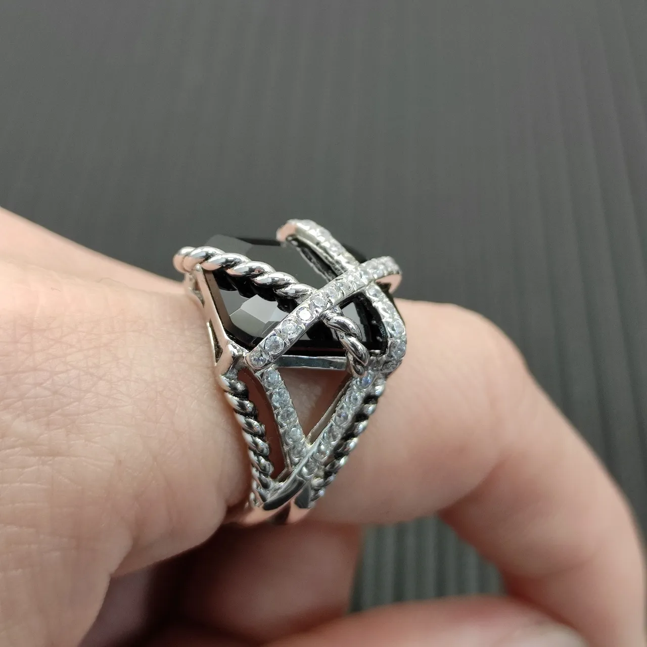 Bague en argent noir avec bande en corde tordue et barres pavées croisées 8