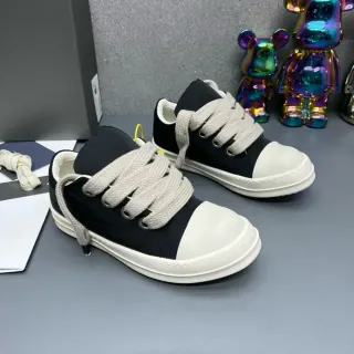 Tênis Lifestyle Preto e Branco com Upper de Canvas Oversized Cordões Planos