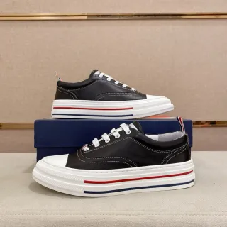 Zapatillas Lifestyle de cuero negro y blanco con suela de goma