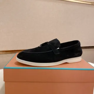 Loafer en daim noir et blanc avec fermeture par sangle