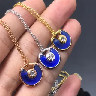 Collier de pendentif semi-circulaire émaillé bleu et or avec pierre facettée centrale