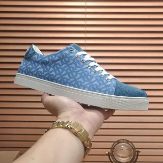 Tênis lifestyle de dois tons com estampagem de monograma azul