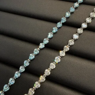 Collar de cadena con piedras facetadas en forma de corazón de color azul y blanco