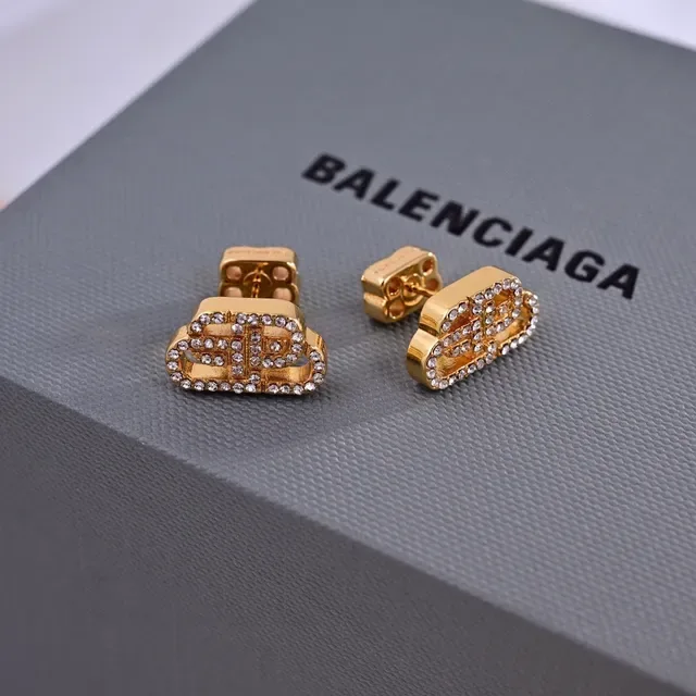 Crystal-Pavé Interlocking Motif Clip-On Earrings 4