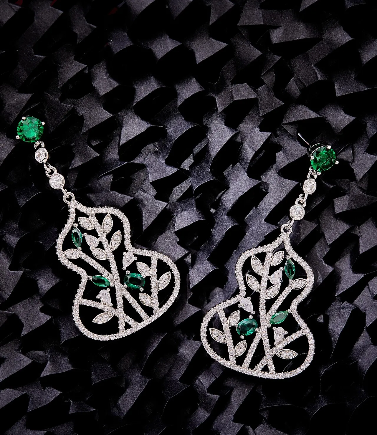 Emerald and Diamond Leaf Motif Gourd-Shaped Drop Earrings 3