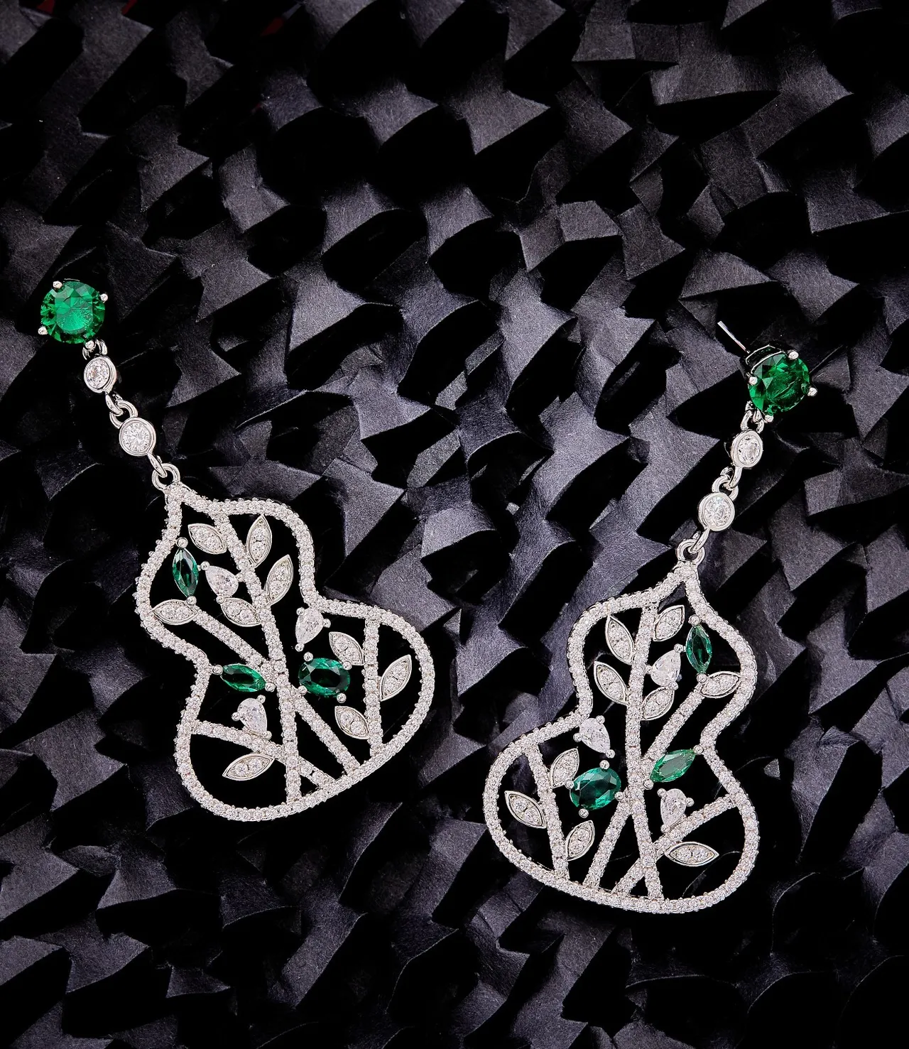 Emerald and Diamond Leaf Motif Gourd-Shaped Drop Earrings 5