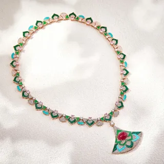 Collar con colgante de abanico esmaltado con motivo floral y diamantes pavé