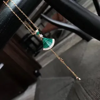 قلادة ملاكايت وماس على شكل مروحة