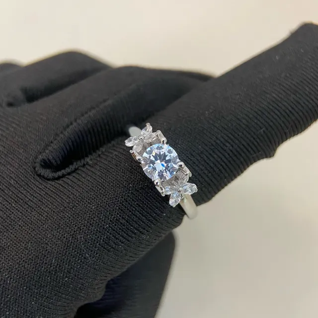 Floral Motif Three-Stone Round Cut Ring 2