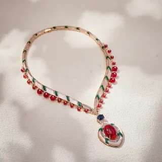 Collar con colgante de esmalte geométrico y cabochón de gemas