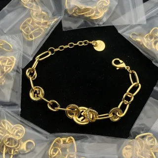 Pulsera de cadena de oro con eslabones y charms de logo circular