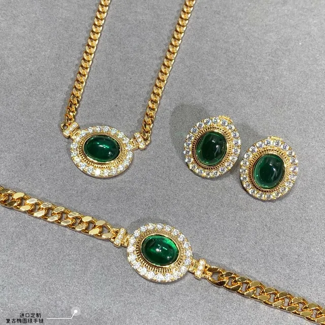 Bracelet en chaîne curb d'or cabochon ovale vert pavé 4