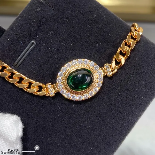 Bracelet en chaîne curb d'or cabochon ovale vert pavé 5