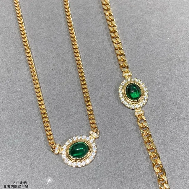 Bracelet en chaîne curb d'or cabochon ovale vert pavé 6