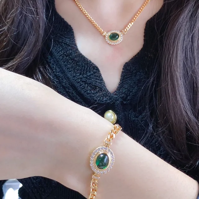 Bracelet en chaîne curb d'or cabochon ovale vert pavé 8