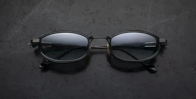 Lunettes de soleil avec cadre ovalé en métal fini or vert 2