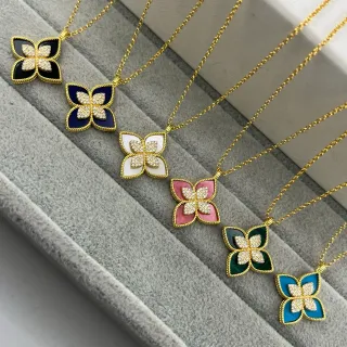 Collier avec pendentif en forme de fleur de quatréfole en or multicolore émaillé et incrusté de mère de perle