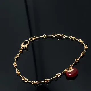 سوار سلاسل ذهبية حمراء مع تعليقة حجرية