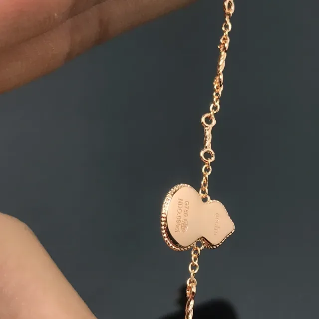 Pulseira de corrente de elos retorcidos dourada com pingente em forma de coração esmaltado vermelho 2