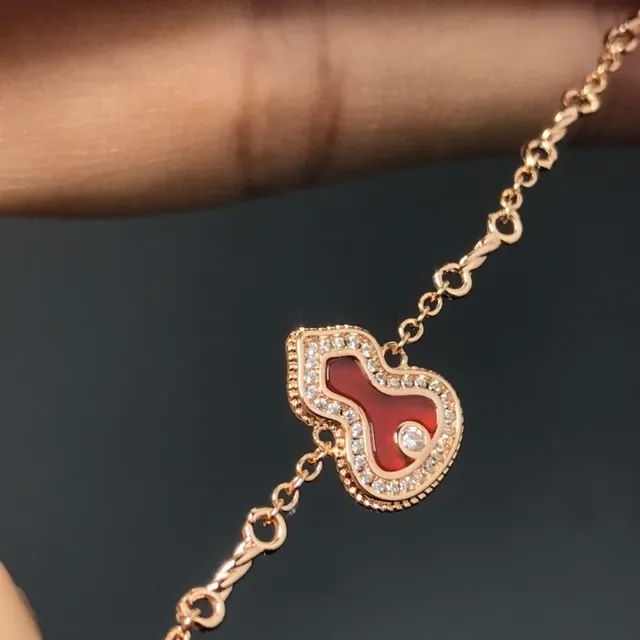 Pulseira de corrente de elos retorcidos dourada com pingente em forma de coração esmaltado vermelho 3