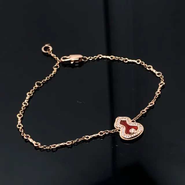 Pulseira de corrente de elos retorcidos dourada com pingente em forma de coração esmaltado vermelho 4
