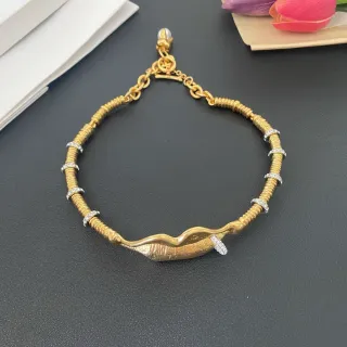 Colar de ouro e prata com construção de fio enrolado e bandas acentuadas em cristal