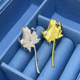 Broche con forma de hoja adornado con perlas en oro y plata