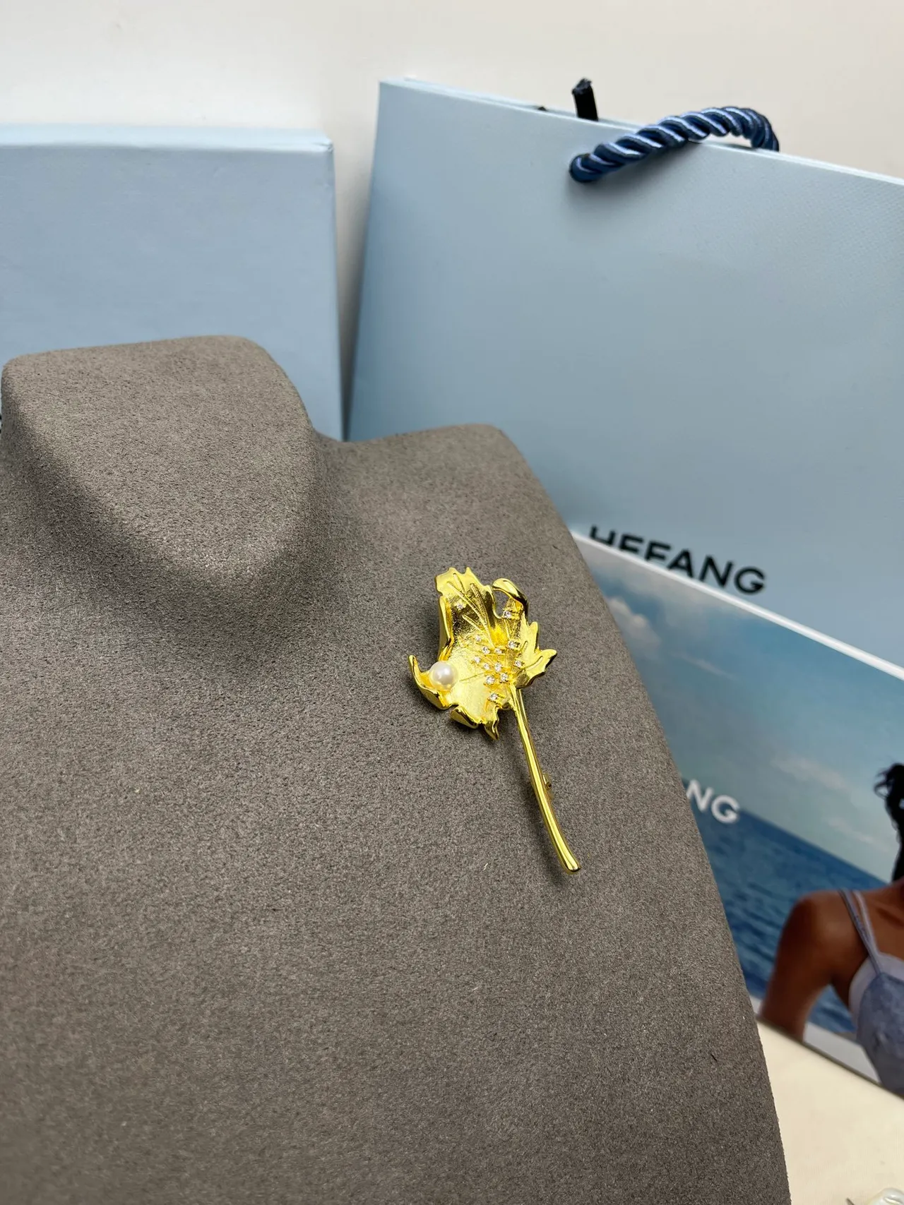 Broche con forma de hoja adornado con perlas en oro y plata 3