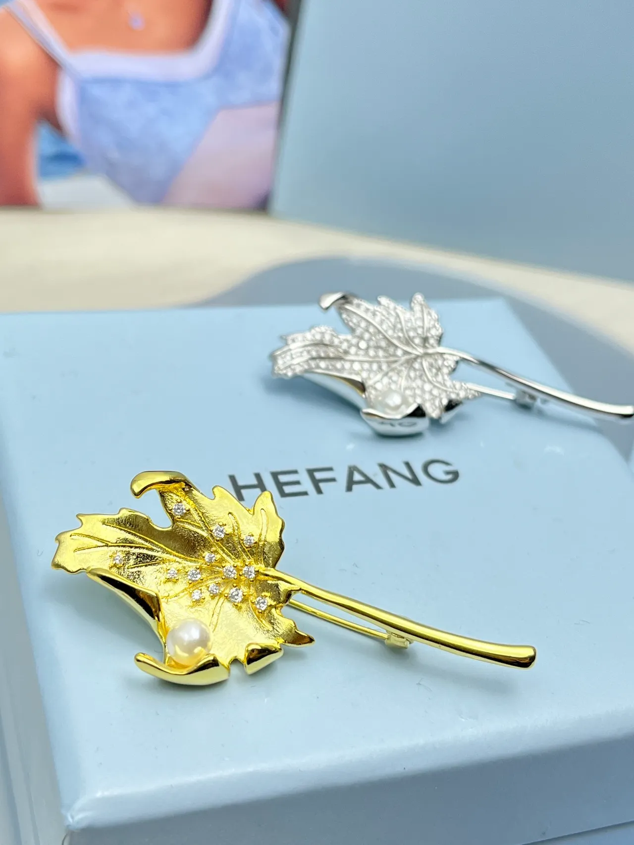 Broche con forma de hoja adornado con perlas en oro y plata 6