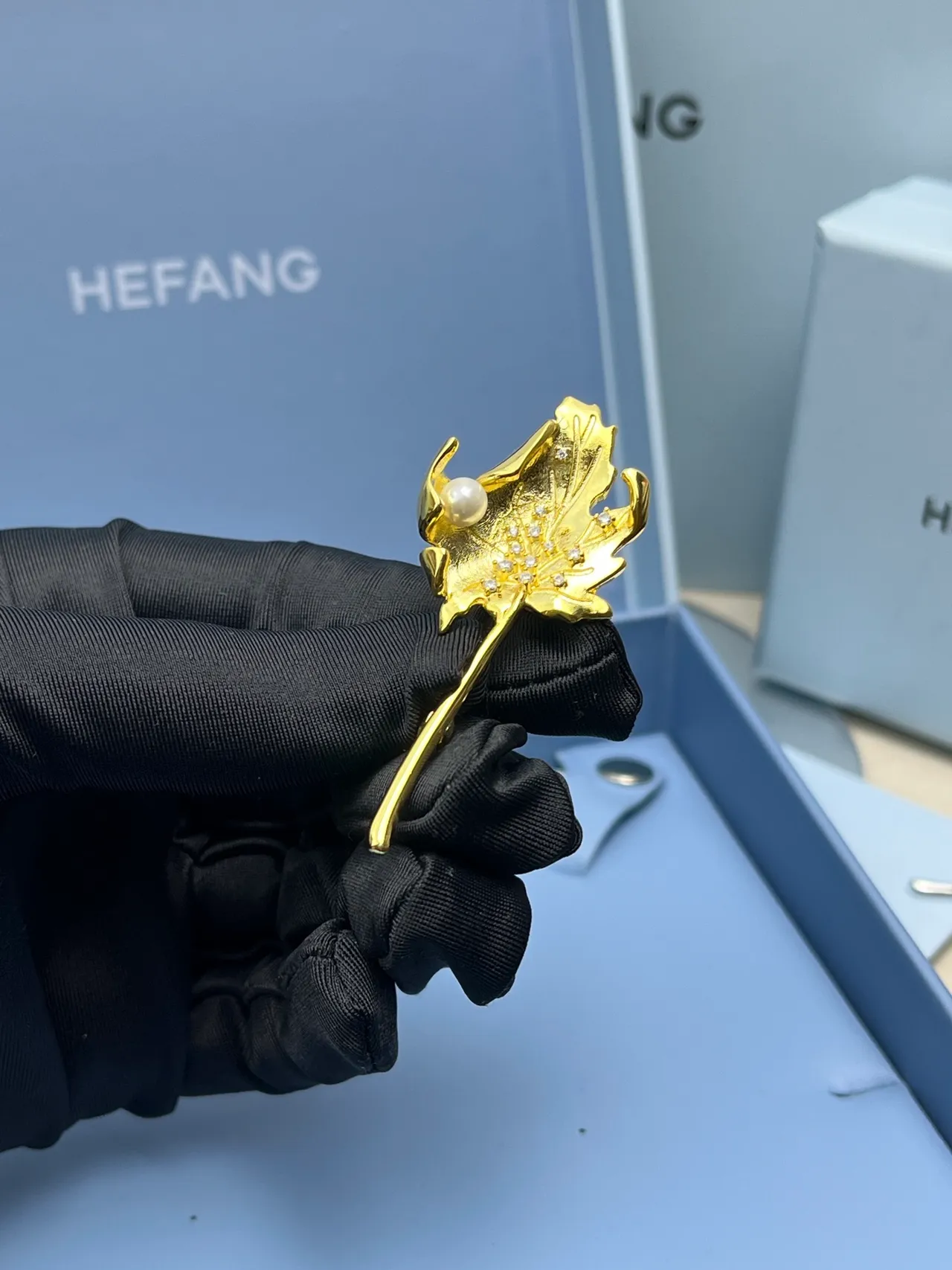 Broche con forma de hoja adornado con perlas en oro y plata 7