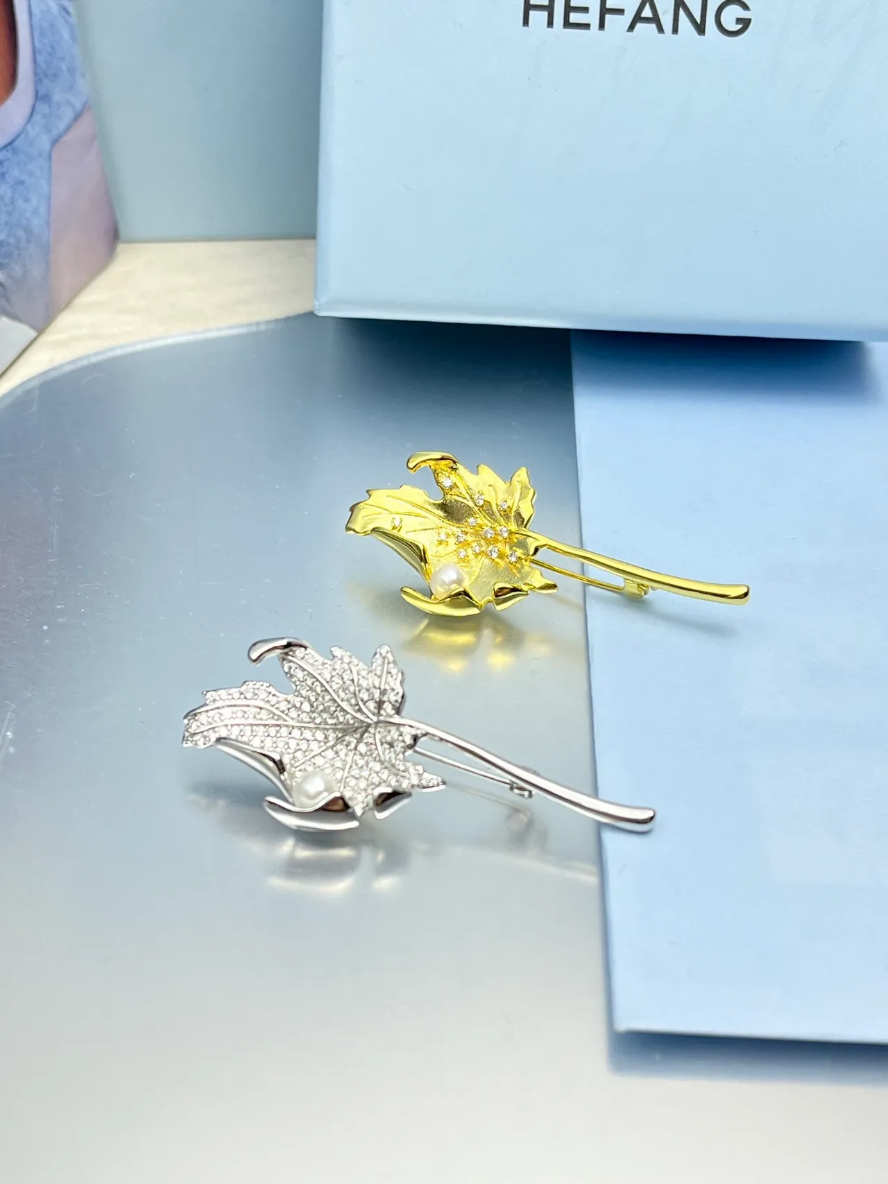 Broche con forma de hoja adornado con perlas en oro y plata 8