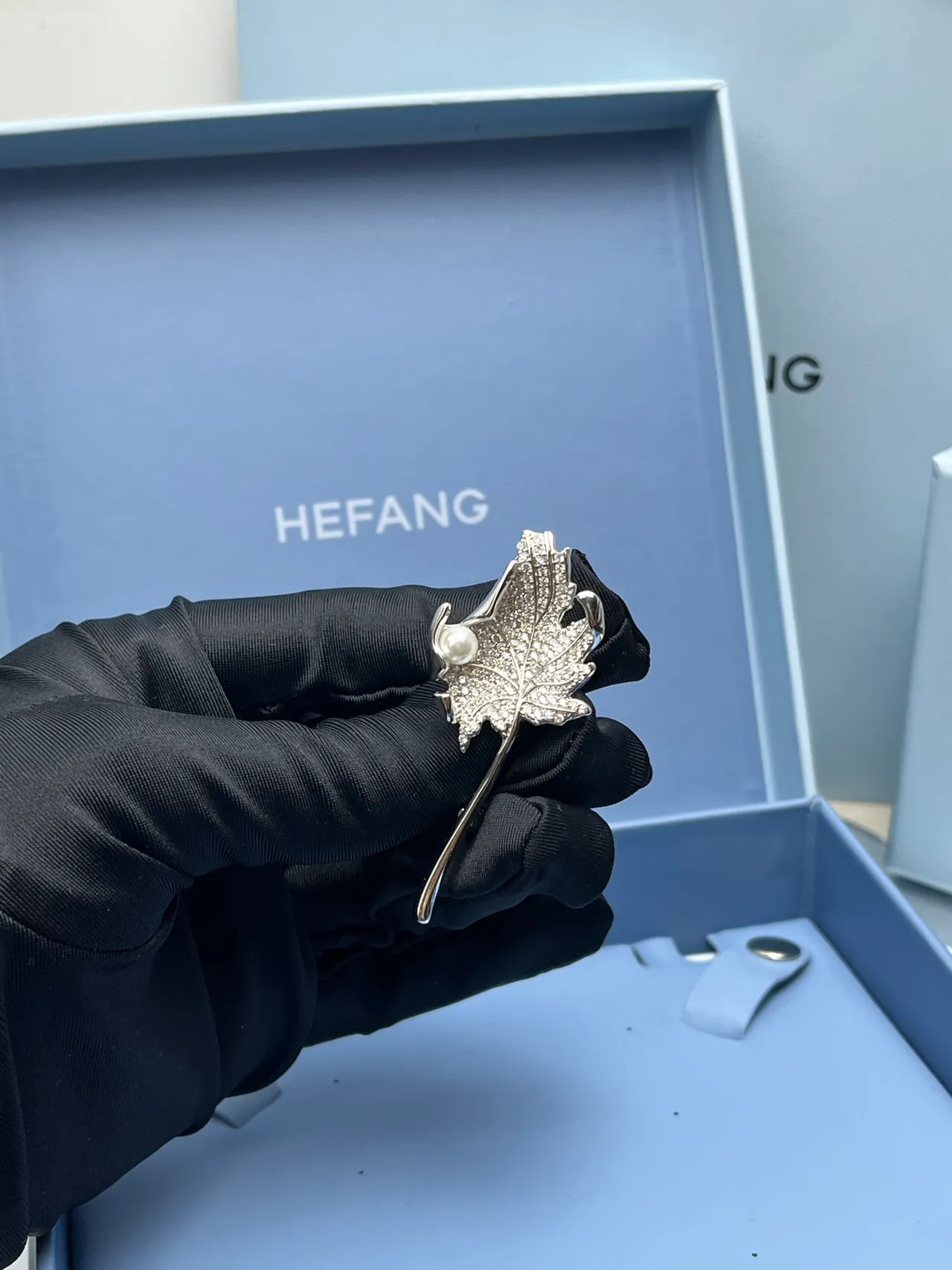 Broche con forma de hoja adornado con perlas en oro y plata 9