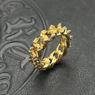 Anel dourado com elos de corrente chunky