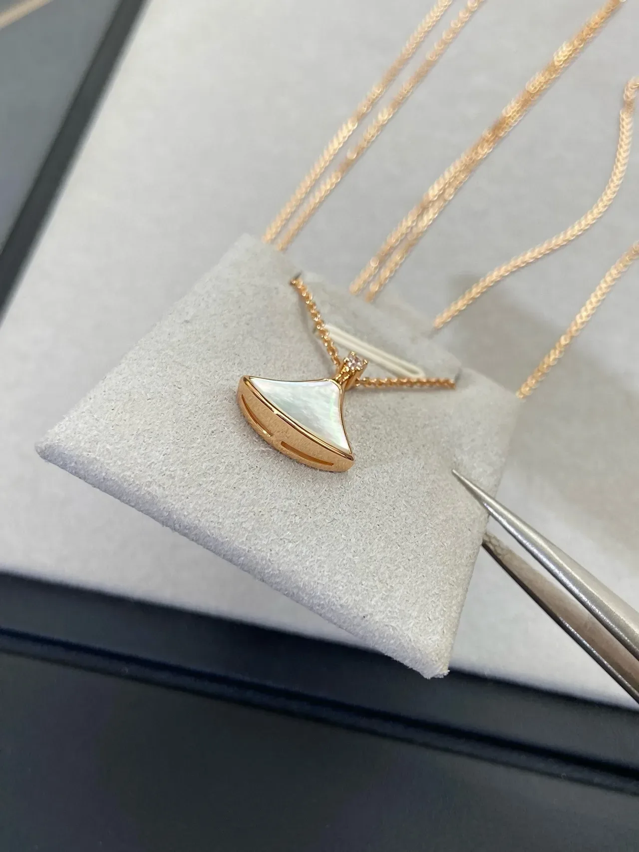 Gold-Tone Fan-Shaped Mother-of-Pearl Pendant Necklaces 6